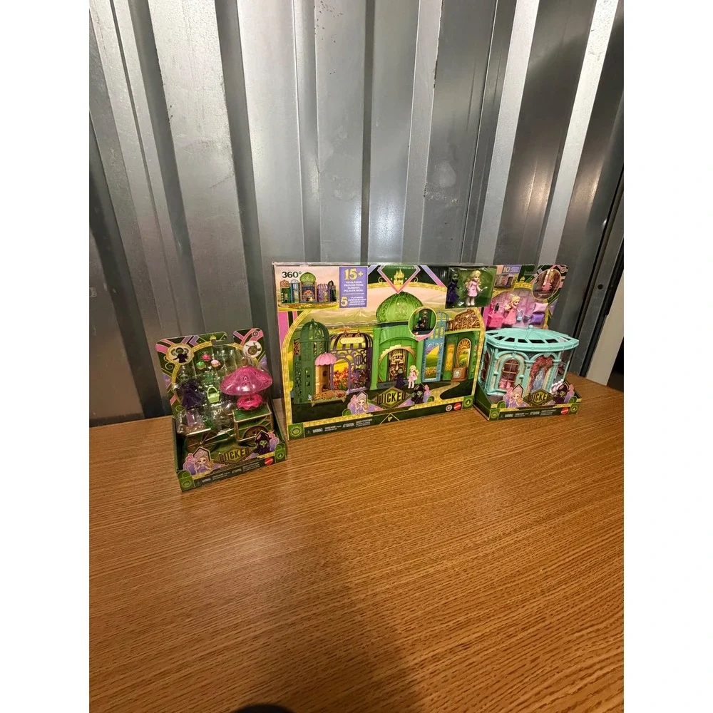 Wicked Movie Emerald City Shiz University Bedroom & Flower Cart Playset Lot